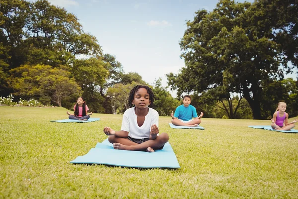 Çocuk yoga yaparken grup — Stok fotoğraf