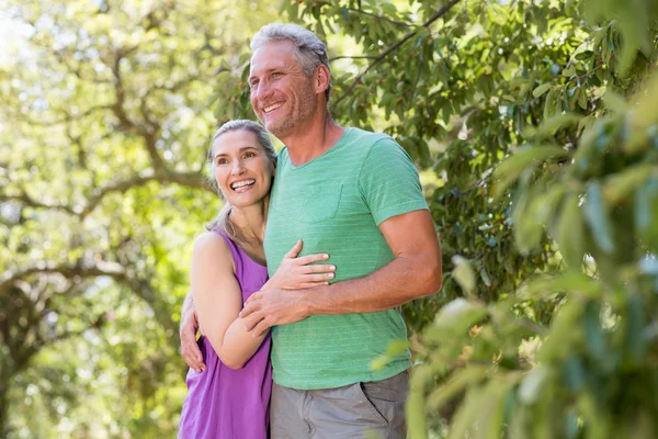 Coppia sorridente e tenersi l'un l'altro — Foto Stock