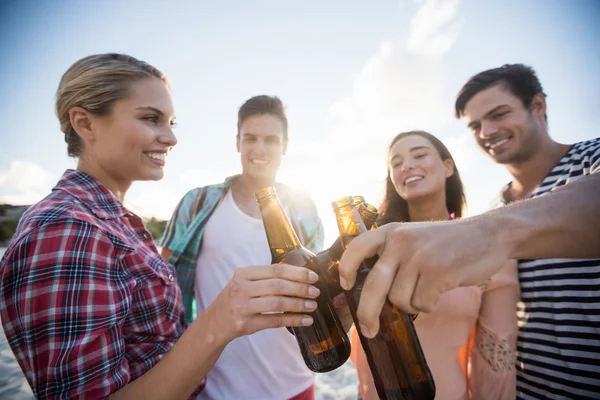 Freunde jubeln mit Bier — Stockfoto