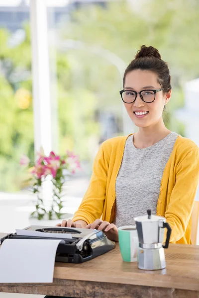 Hipster met behulp van de typemachine — Stockfoto