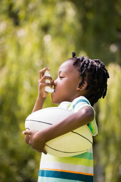 Zobrazení profilu dítěte pomocí inhalátor na astma — Stock fotografie