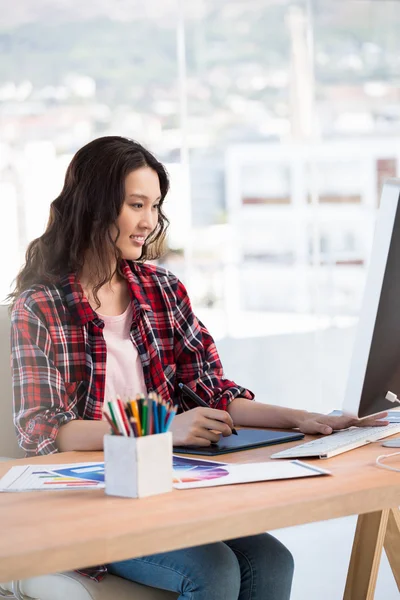 Hipster puttend uit grafisch tablet — Stockfoto