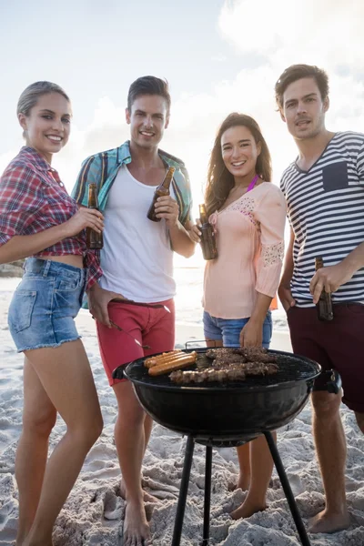 Amici che fanno un barbecue — Foto Stock