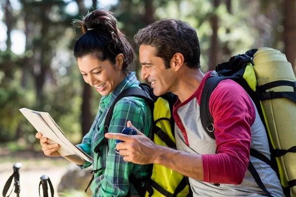 Casal caminhante estudando mapa e bússola — Fotografia de Stock