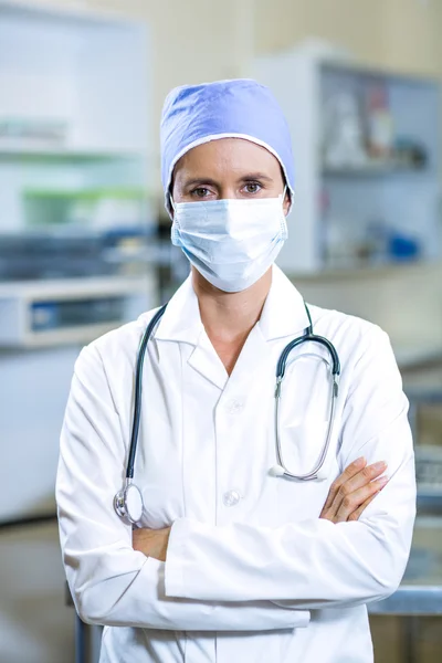 Retrato de veterinario con máscara posando con brazos cruzados —  Fotos de Stock