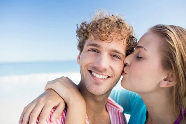 Щаслива пара обіймається на пляжі — стокове фото
