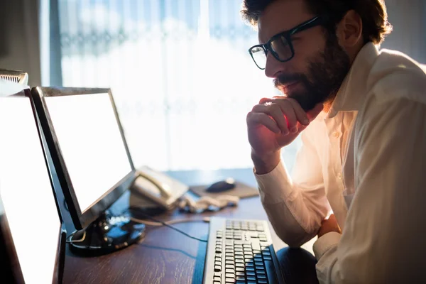 Forretningsmand arbejder med en computer - Stock-foto