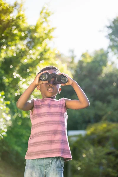 Niño mirando a través de prismáticos —  Fotos de Stock