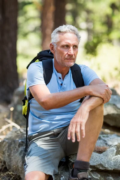 Hiker sitting on a rock — Stock Photo, Image