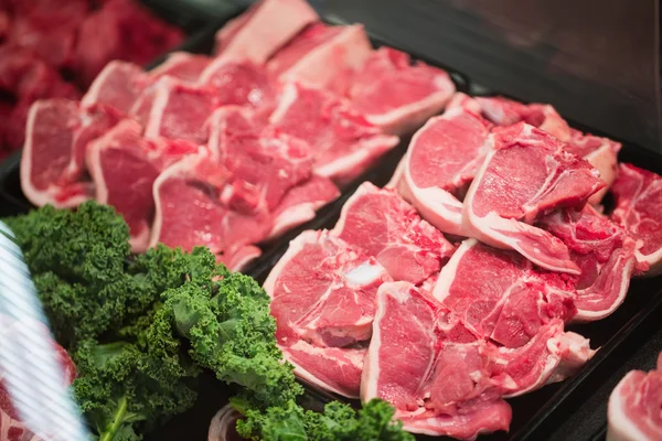 Foco em prateleiras com carne — Fotografia de Stock