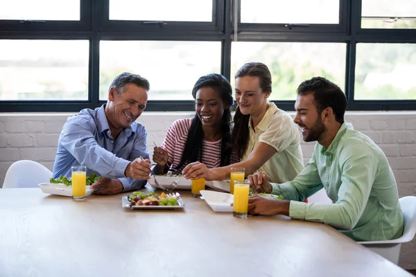 Equipo sonriente de empresarios almorzando — Foto de Stock