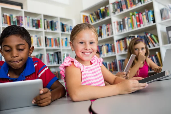 Porträt eines lächelnden Mädchens mit Tablet-PC — Stockfoto