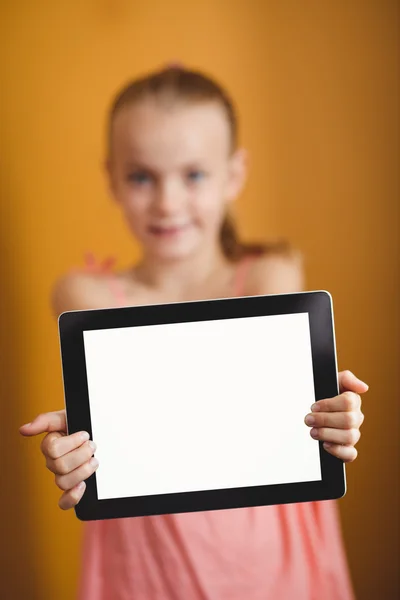 Bir tablet tutan kız — Stok fotoğraf
