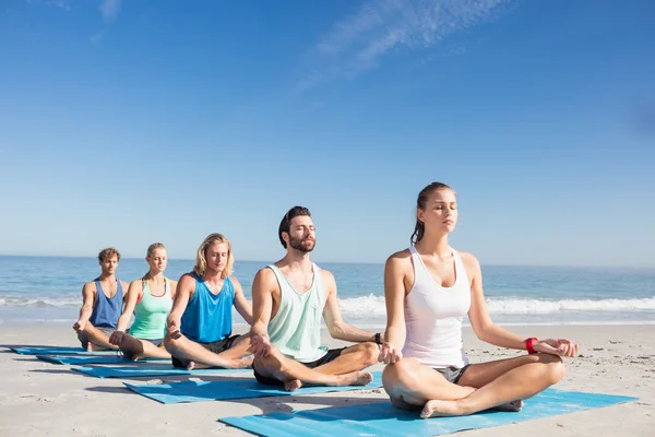 Gente haciendo yoga en la playa — Foto de Stock