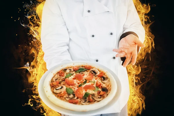 Chef displaying delicious pizza — Stock Photo, Image