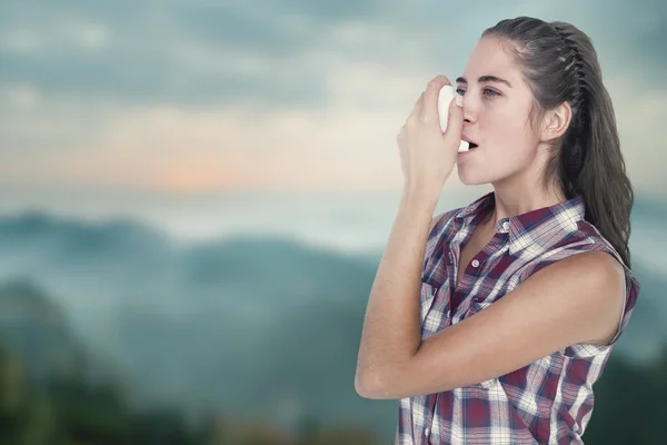 Femme asthmatique utilisant l'inhalateur d'asthme — Photo