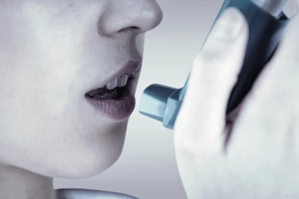 Close up on asthmatic person — Stock Photo, Image