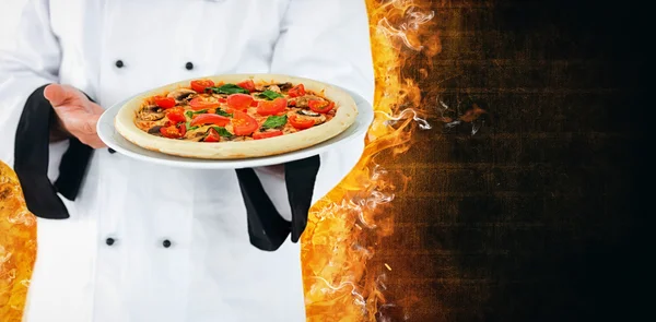 Close up on a chef presenting a pizza — Stock Photo, Image