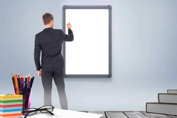 Hombre de negocios escribiendo con tiza — Foto de Stock