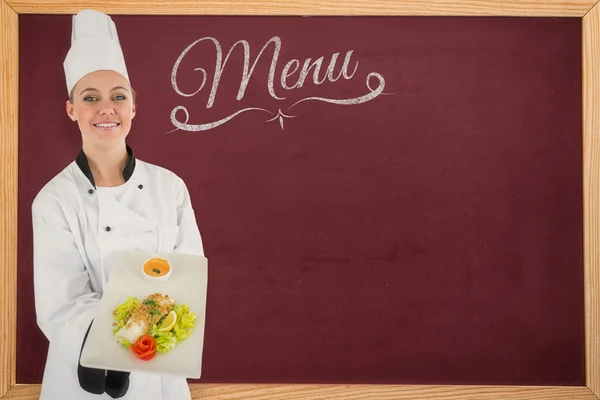 Chef mulher sorrindo e segurando uma refeição — Fotografia de Stock