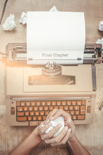 Capítulo final contra la vista anterior de la vieja máquina de escribir — Foto de Stock
