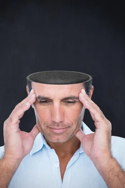 Schöner Mann, der mit der Hand auf der Stirn denkt — Stockfoto