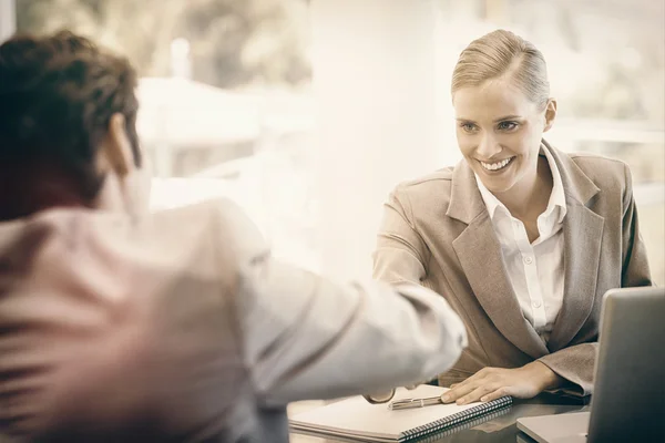 Manager interviewt einen männlichen Bewerber — Stockfoto