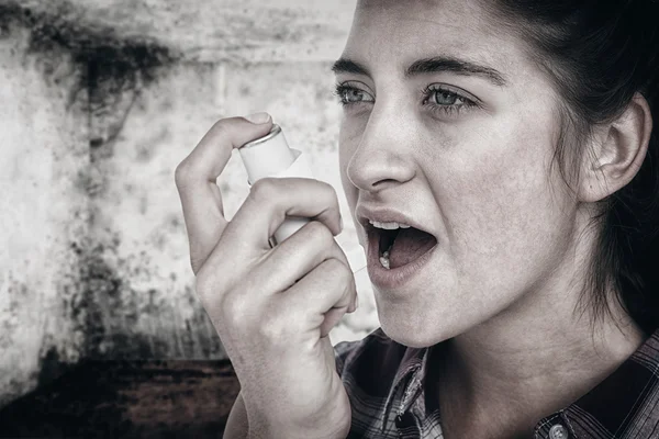 Mujer que tiene asma usando el inhalador de asma —  Fotos de Stock