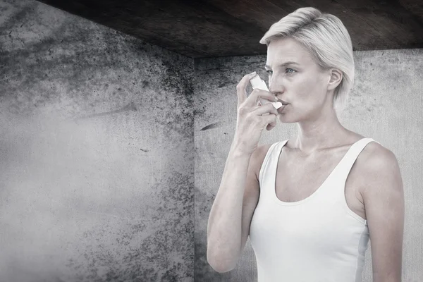 Blond kobieta biorąc jej inhalator — Zdjęcie stockowe