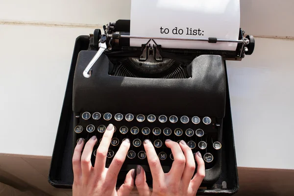 Para hacer la lista: contra las mujeres mecanografía mano en la máquina de escribir — Foto de Stock