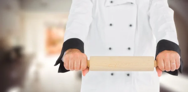 Fechar em cima de um chef segurando um rolo — Fotografia de Stock