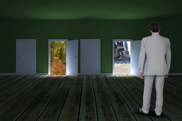 Geschäftsmann zu Fuß auf weißem Hintergrund — Stockfoto