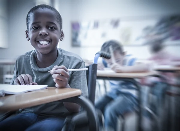 Uczeń niepełnosprawny uśmiecha się do kamery w klasie — Zdjęcie stockowe
