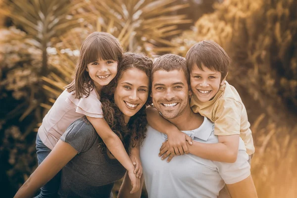 Retrato de una familia alegre — Foto de Stock