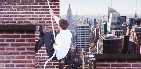 Affärsman dra ett rep med ansträngning — Stockfoto