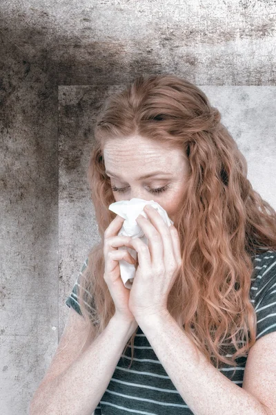 Mujer rubia enferma sonándose la nariz — Foto de Stock