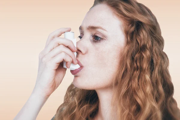 Γκρο πλαν, γυναίκα τη συσκευή εισπνοής άσθμα χρήση — Φωτογραφία Αρχείου
