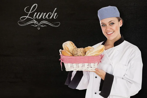 Mulher em uniforme de chef com cesta de pão — Fotografia de Stock