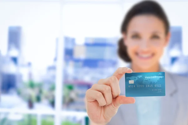 Mutlu işkadını bir kredi kartı gösterilen — Stok fotoğraf