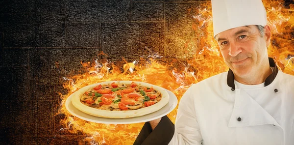 Дружелюбный шеф-повар с пиццей — стоковое фото
