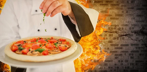 Hautnah auf einen Koch, der eine Pizza hält — Stockfoto