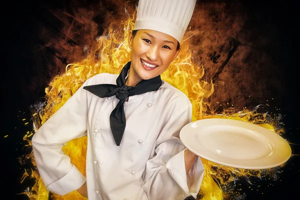 Mutfakta boş plaka tutarak kadın aşçı — Stok fotoğraf