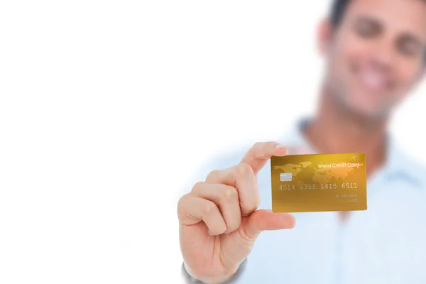 Mutlu işadamı kredi kartı gösteren — Stok fotoğraf