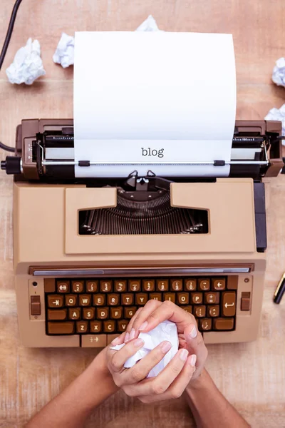 Blog przeciwko nad widokiem stara maszyna do pisania — Zdjęcie stockowe