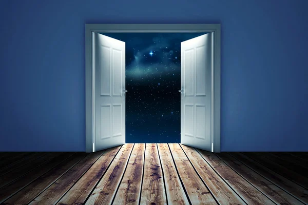 Apertura de puerta en habitación oscura para mostrar el cielo — Foto de Stock