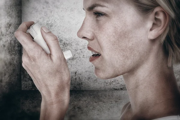 Astmatiska ganska blond kvinna med hjälp av inhalator — Stockfoto