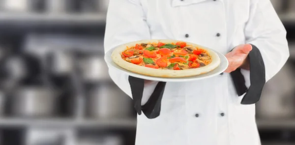 Close up on a chef presenting a pizza — Stock Photo, Image