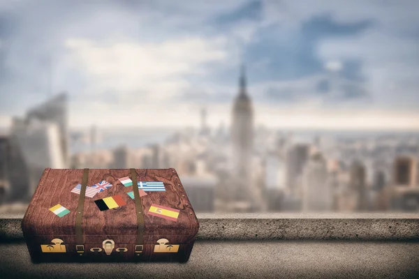 Verbundbild des Koffers mit Aufklebern — Stockfoto