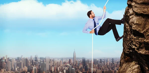 Affärsman dra ett rep med ansträngning — Stockfoto