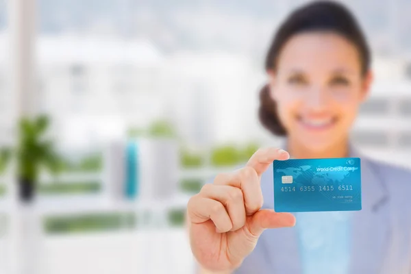 Happy businesswoman showing a creditcard — Stock Photo, Image